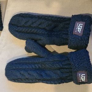 Woman's black mittens